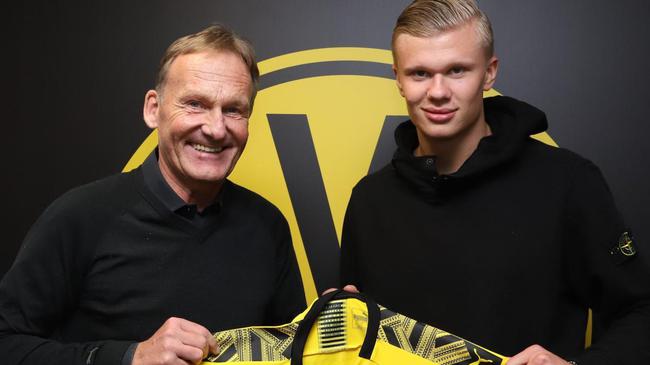 足坛热门转会消息引爆社媒（重磅足坛转会动态席卷社交媒体）