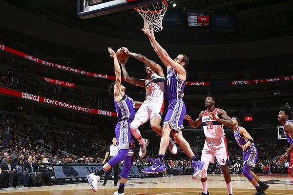 湖人浓眉哥篮下统治力助球队获胜（浓眉内线统治带领湖人取胜）