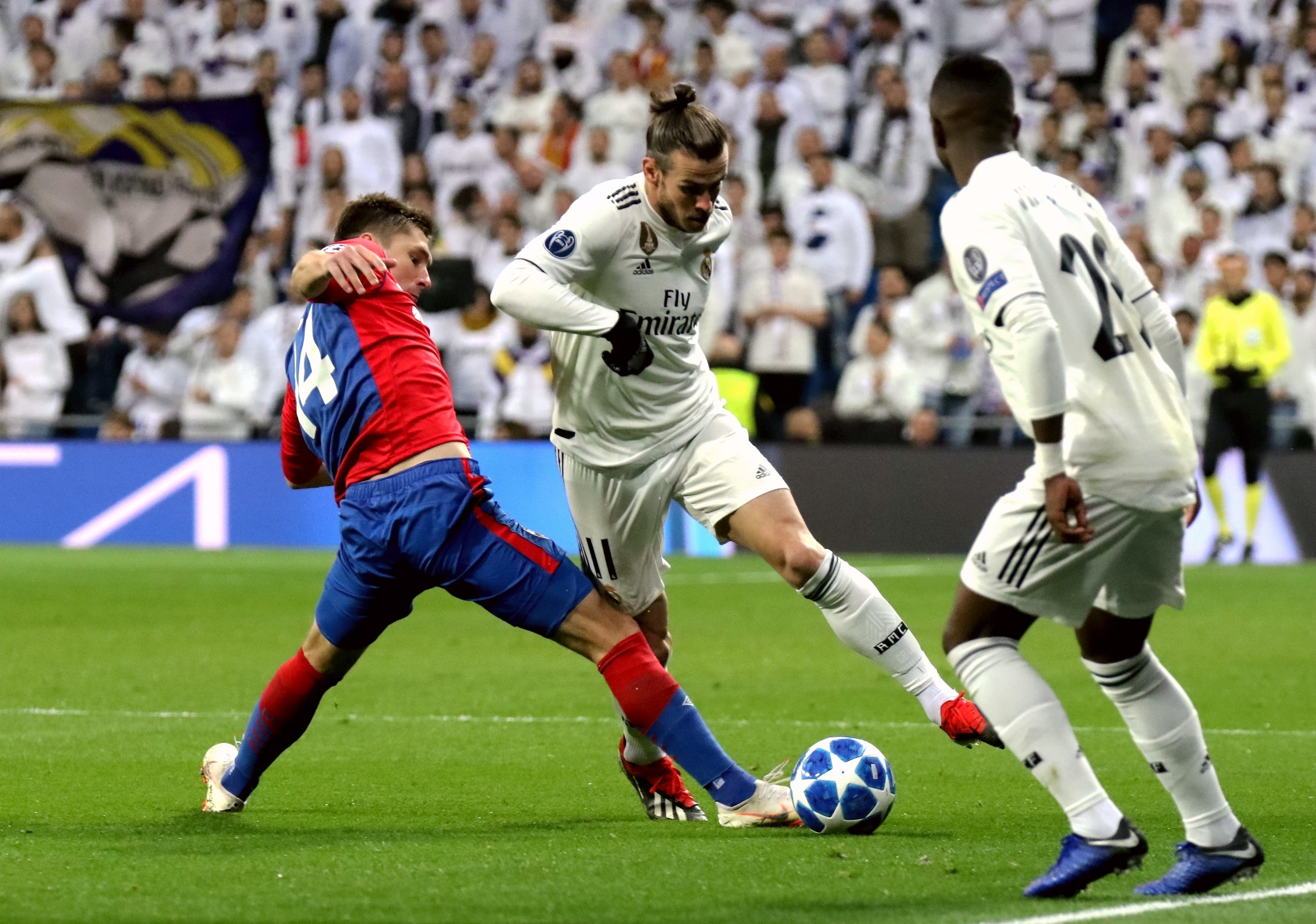 大二男生休学当残特奥会领跑员残特奥会田径女选手哪吒头亮相夺银（大二生休学赴残特奥会任领跑员，田径女将哪吒头出战摘银）