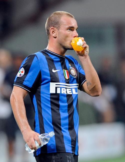 都体：DV9肌肉不适但伤情不重，保险起见周末联赛会替补（都体：DV9肌肉轻微不适无大碍，周末联赛为稳妥将从替补席出发）