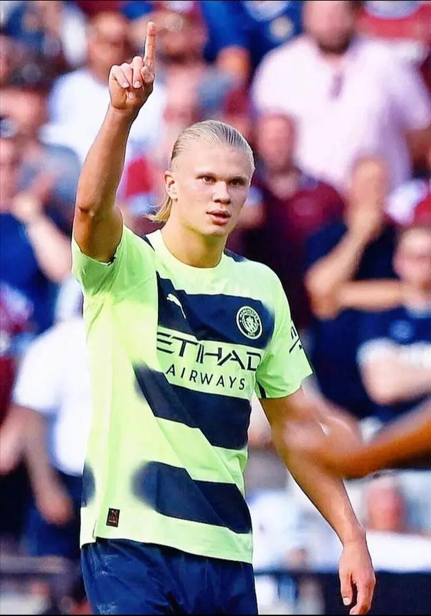 曼联英超15轮4-1胜狼队，近3轮不败，B费2射1传，助球队冲至第六，有望重返欧冠区。（英超第15轮，曼联4-1击退狼队，近三轮不败；B费2球1助助红魔升至第六，剑指欧冠区）